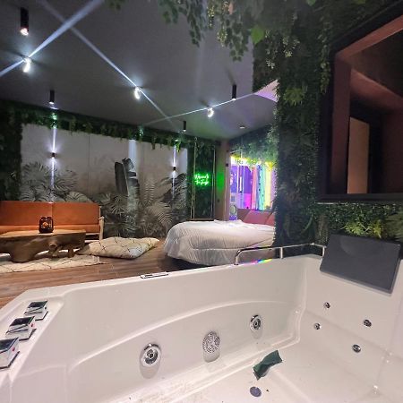 Jungle Au Centre De Marrakech Avec Jacuzzi ! Bed & Breakfast Marrakesh Exterior photo